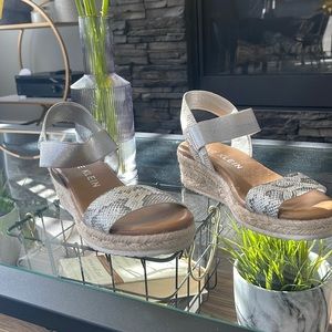 Ann Klein wedge -‎ worn once